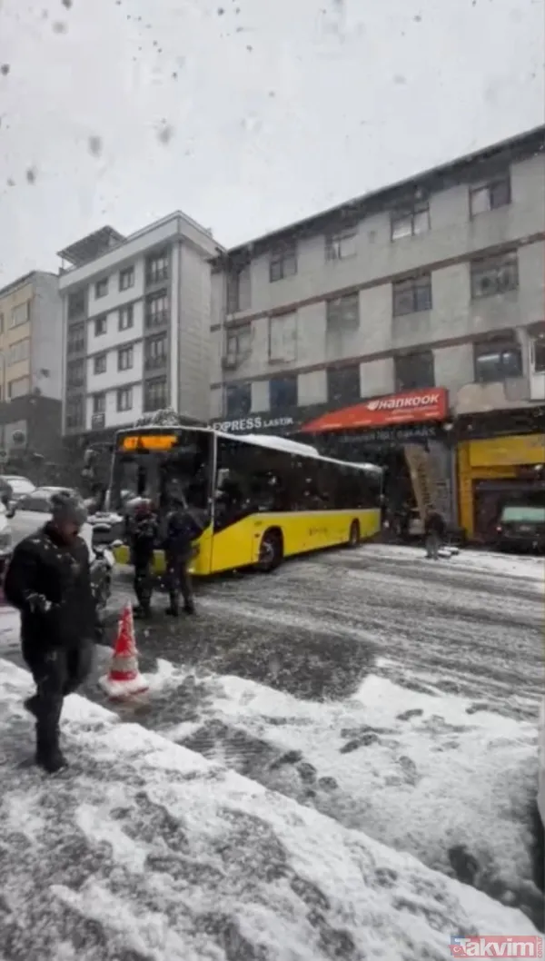 İett Otobüsleri Yine Sahnede Tem Otoyolu Seyrantepe Mevkiinde Seyir Halinde Olan Bir İett Otobüsü, Şoförünün Frene Basmasının Ardından Kayarak İlerledi.