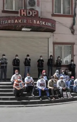 Evlat nöbetindeki baba: "Çocuklarım PKK'ya satıldı! Artık herkes HDP'nin iç yüzünü görsün"