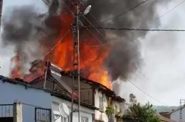 Bursa'da feci yangın! 2 ahşap ev kül oldu!