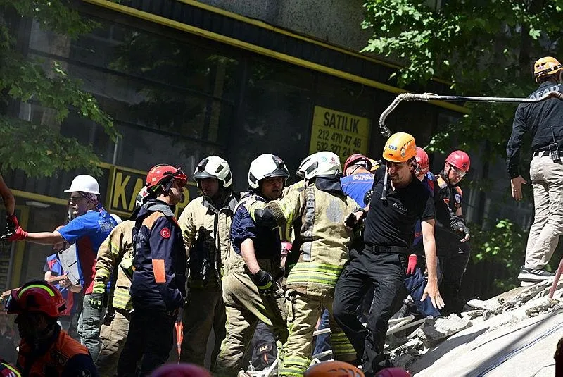 İstanbul Küçükçekmece'de 3 katlı bina çöktü: 1 kişi hayatını kaybetti! Bina sahibi Hacı Murat Gençtürk tutuklandı-18