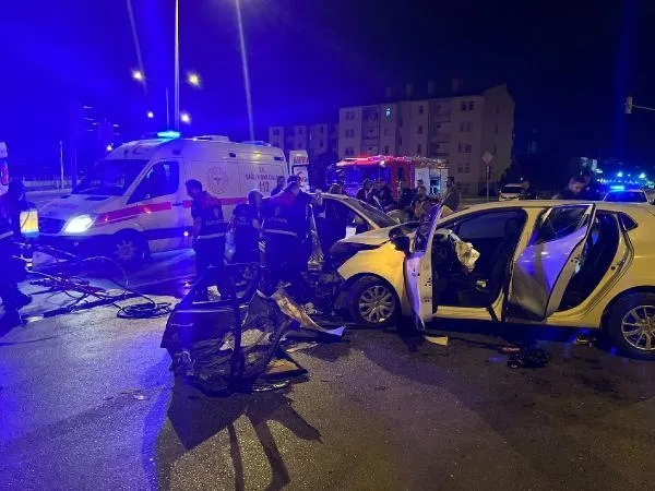 Sivas'ta otomobiller çarpıştı: Ölü ve yaralılar var-3