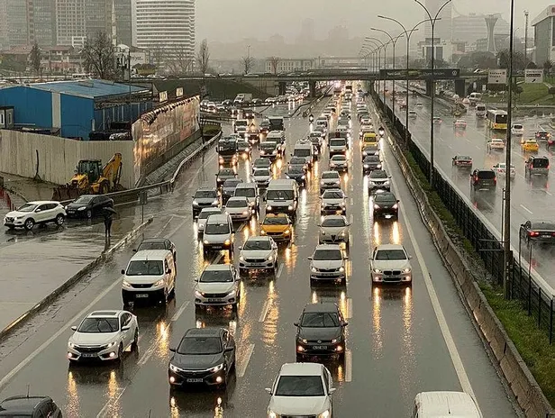 yagmur-ve-dolu-sonrasi-istanbulda-trafik-yogunlugu-guncel-yol-durumu-1616423972104.jpeg