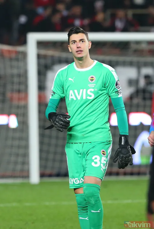 Fenerbahçe, Berke Özer ile kaleyi kapatamıyor! Performansı tartışmaya yol açtı... - 18