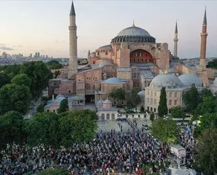 Ayasofya önünde akşam namazı kılındı