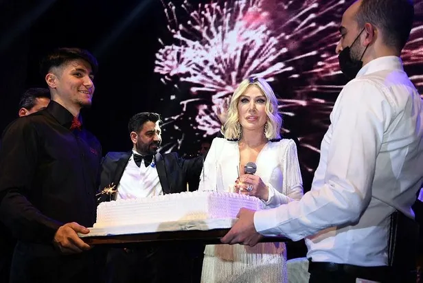 seda-sayan-ve-caglar-oktenin-dugununde-safiye-soyman-ile-faik-ozturkun-fotograflari-sosyal-medyaya-damga-vurdu-1650914790711.jpeg Seda Sayan ve Çağlar Ökten'in düğününde Safiye Soyman ile Faik Öztürk’un fotoğrafları sosyal medyaya damga vurdu-7