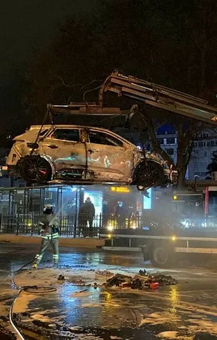 Beşiktaş'ta otomobil alev alev yandı