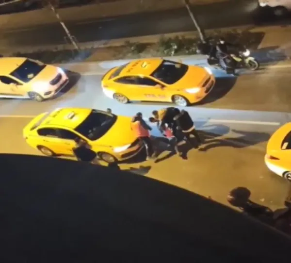 istanbulda-taksici-teroru-esenyurtta-taksiciler-afrika-uyruklu-bir-kisiyi-aralarina-alip-dovduler-1639131074879.jpg İstanbul'da taksici terörü! Esenyurt'ta taksiciler Afrika uyruklu bir kişiyi aralarına alıp dövdüler-3