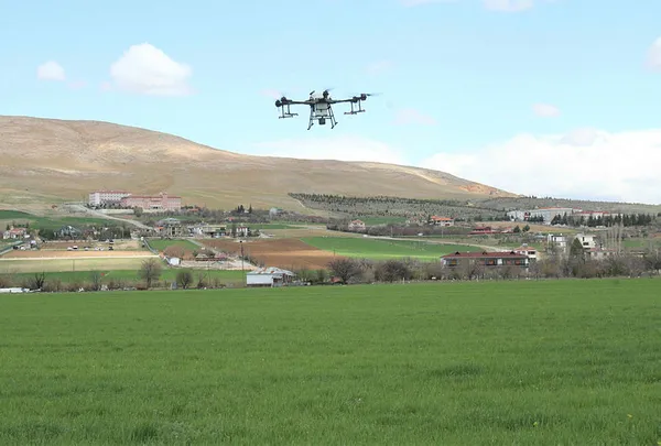 Türkiye’de bir ilk: Dron ile ücretsiz ilaçlama Türkiye’de ilk defa tarım arazileri dron ile ilaçlandı-2