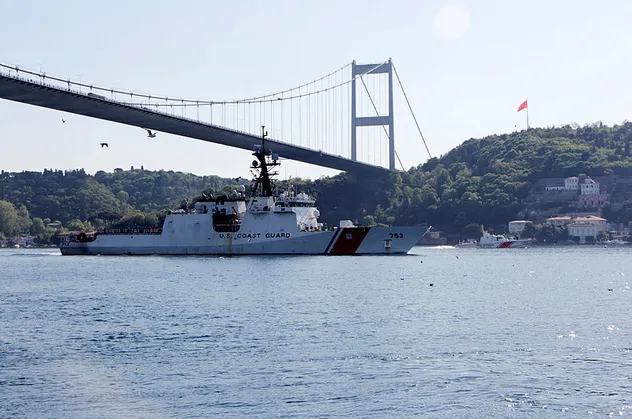 İstanbul Boğazı'nda hareketli saatler! Sahil güvenlik botları eşlik etti
