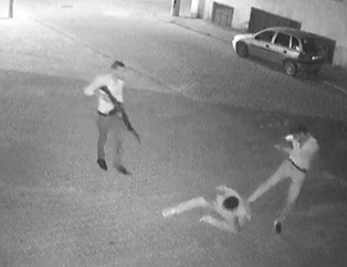 Tekme tokat dayak güvenlik kamerasında