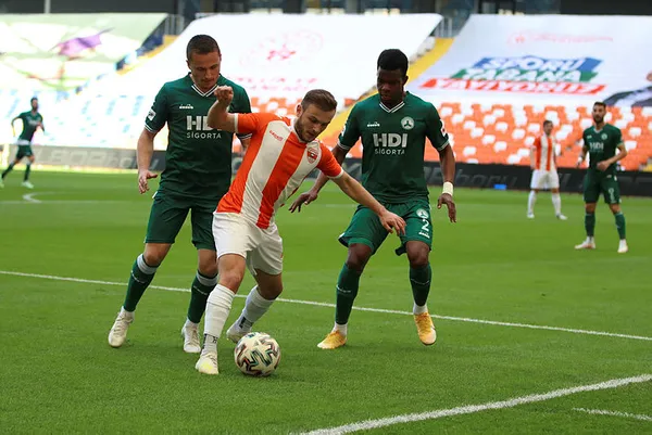 1614168558018.jpg Adanaspor - Giresunspor maçında korku dolu anlar! Bir anda fenalaştı hastaneye kaldırıldı-4