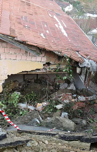 Son dakika... Beykoz'da yol evin üzerine çöktü!