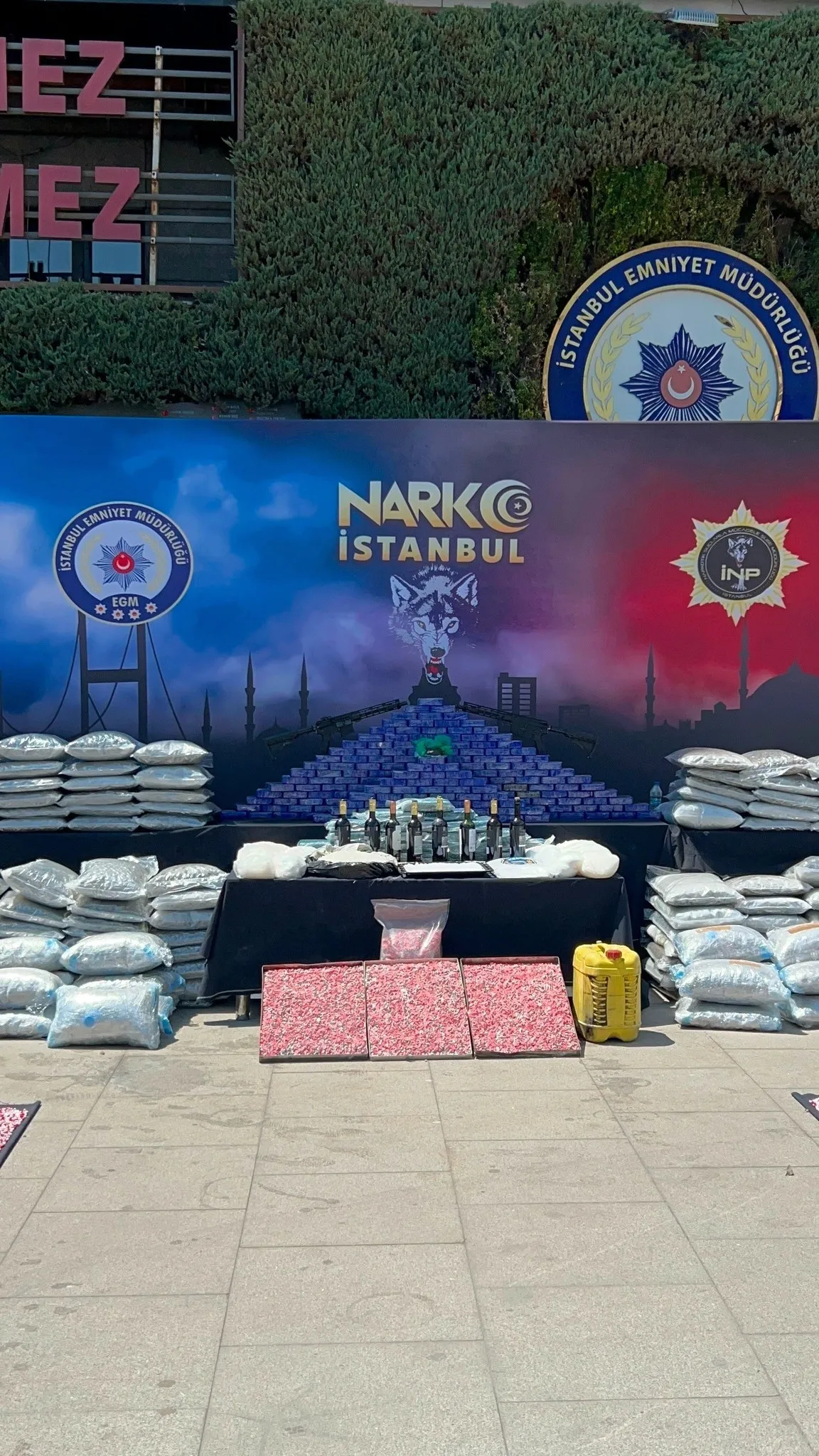 istanbul-merkezli-uyusturucu-operasyonu-1-ton-45-kilo-madde-ele-gecirildi-1782994276565.jpeg İstanbul merkezli operasyonlarda 1 ton 45 kilo uyuşturucu ele geçirildi-4