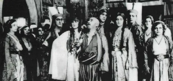 Uluslararası bir festivale katılan ilk Türk filmi ''Leblebici Horhor Ağa''nın çekimi bitti. Muhsin Ertuğrul'un yönettiği film, aynı yıl 2. Venedik Film Festivali'nde ''Onur Diploması'' ile ödüllendirildi