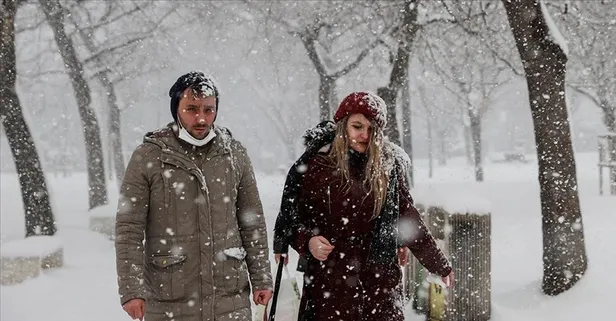 HAVA DURUMU | İstanbul'a kar yağışı başladı! Sıcaklıklar 10 derece birden düştü! Uyarı üstüne uyarı: Yağışlar ne kadar devam edecek? Hafta sonu kar var mı?