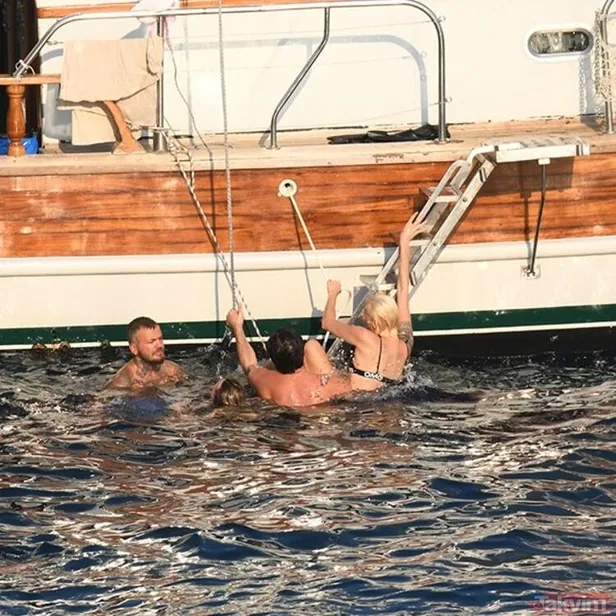 Burak Deniz'le aşkı tam gaz devam eden Didem Soydan'ın tekne tatilinde yaşadığı zor anlar! Saklanmaya çalışırken...-7