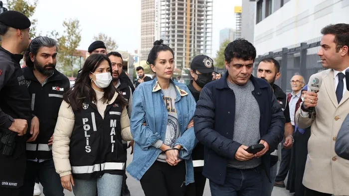 dilan-engin-polat-cifti-kimin-kara-parasini-akladi-halil-falyanin-olumu-rotayi-degistirdi-suphe-oklari-sibel-b-1701503830187.jpeg