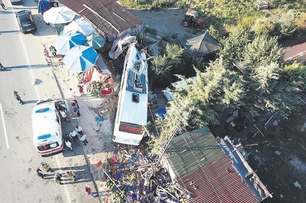 Büyükçekmece'de havaist otobüsü kaza yaptı! THY kabin görevlisi hayatını kaybetti