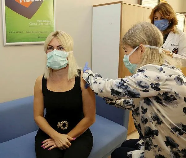 SON DAKİKA: Sağlık kahramanları koronavirüs aşısına da gönüllü oldu-1