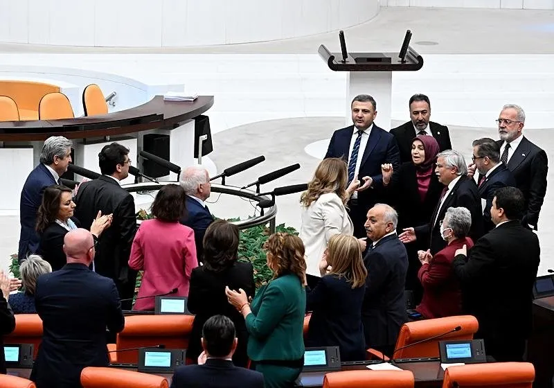 Meclis Başkanvekili Gülizar Biçer Karaca, Anayasa Mahkemesi'nin Can Atalay'la ilgili verdiği kararın hükmünü okuttu. Hüküm okunurken, bazı AK Parti'li milletvekilleri de Genel Kurul Salonu'nu terk etti. AK Parti Grup Başkanvekili Leyla Şahin Usta, Divan'ın teşekkül etmediğini belirterek, bu duruma tepki gösterdi. Bu sırada AK Parti ve CHP milletvekilleri arasında tartışma yaşandı. (AA)