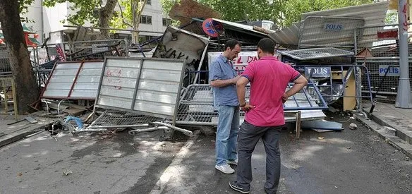İstanbul Büyükşehir Belediyesinin Taksim'de yayalaştırma çalışmalarında ağaçların sökülmesini gerekçe gösteren kişiler,