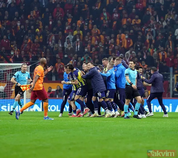 Galatasaray-Fenerbahçe derbisinde acı olay! Crespo'nun golüne dayanamadı hayatını kaybetti - 15