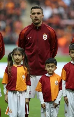 Podolski taraftardan özür diledi