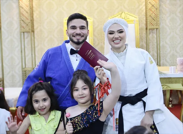 judocu-gelin-nikah-oncesi-damadi-yere-yapistirdi-1652089326637.jpg Judocu gelin nikah öncesi damadı yere yapıştırdı-2