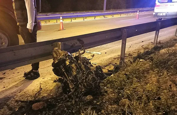 1620790238223.jpg İstanbul TEM'de korkunç kaza! Kontrolden çıktı bariyerlere girdi motoru yerinden fırladı-4