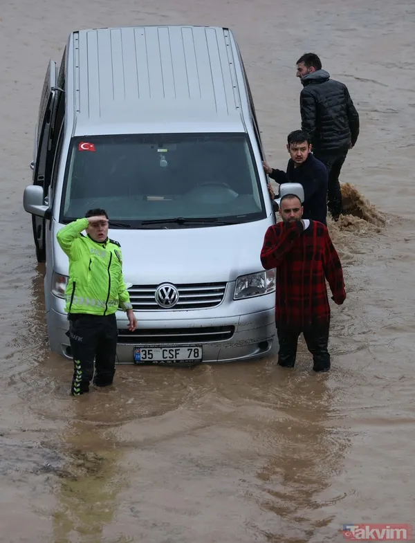 SON DAKİKA: İzmir'de sel felaketi! Polisler vatandaşlara yardımcı oldu - 3