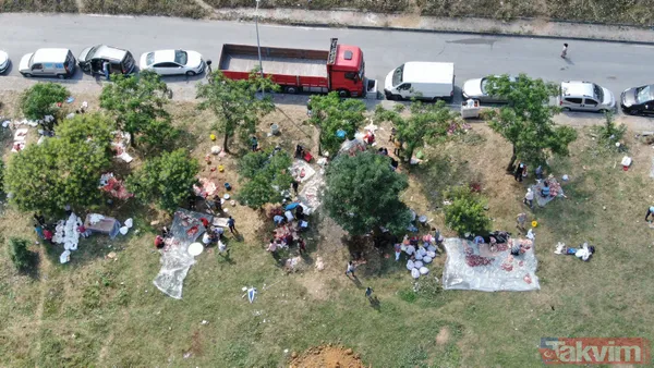 "Bu alanda kesim yasak" afişinin altında kaçak olarak kurban kesimi yaptılar - 5