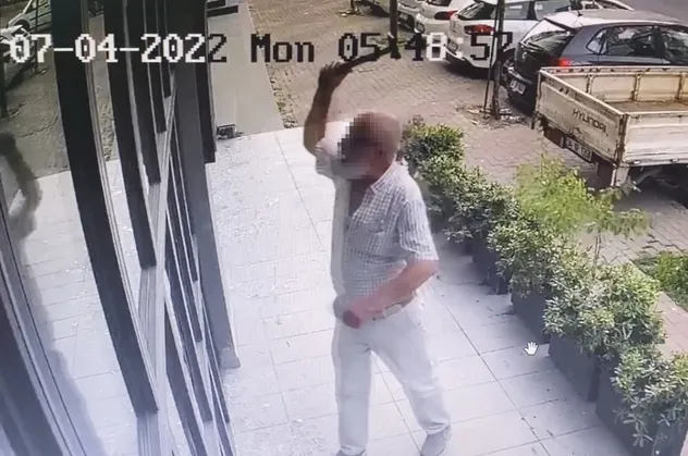 Eline çekici aldı ortalığı birbirine kattı! Eski çalışan dehşeti kamerada... Yer: İstanbul