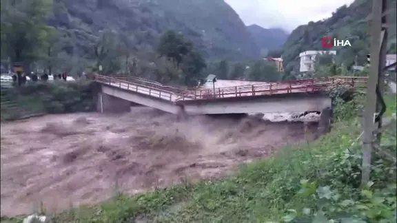 Rize'de şiddetli yağışlar sele neden oldu