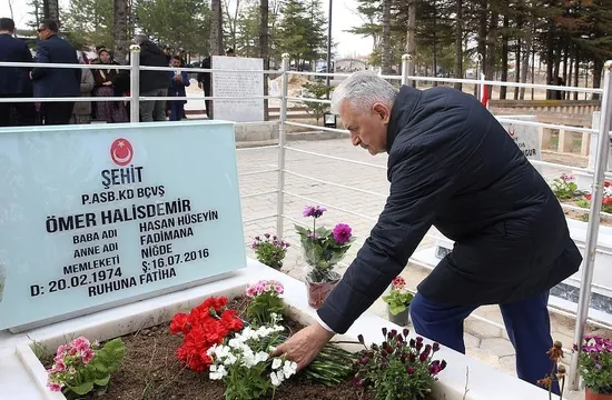 Başbakan Yıldırım'dan şehit Halisdemir'e dua-1