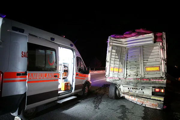 Uşak'ta bir yolcu otobüsü tıra çarptı! 1 ölü, 43 yaralı-4