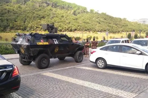 İstanbul'da AVM'de silahlı kişi paniği