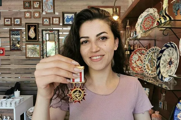 Çini sanatçısı Minel Yılmaz, bulduğu İstiklal Madalyası’nın sahibini arıyor