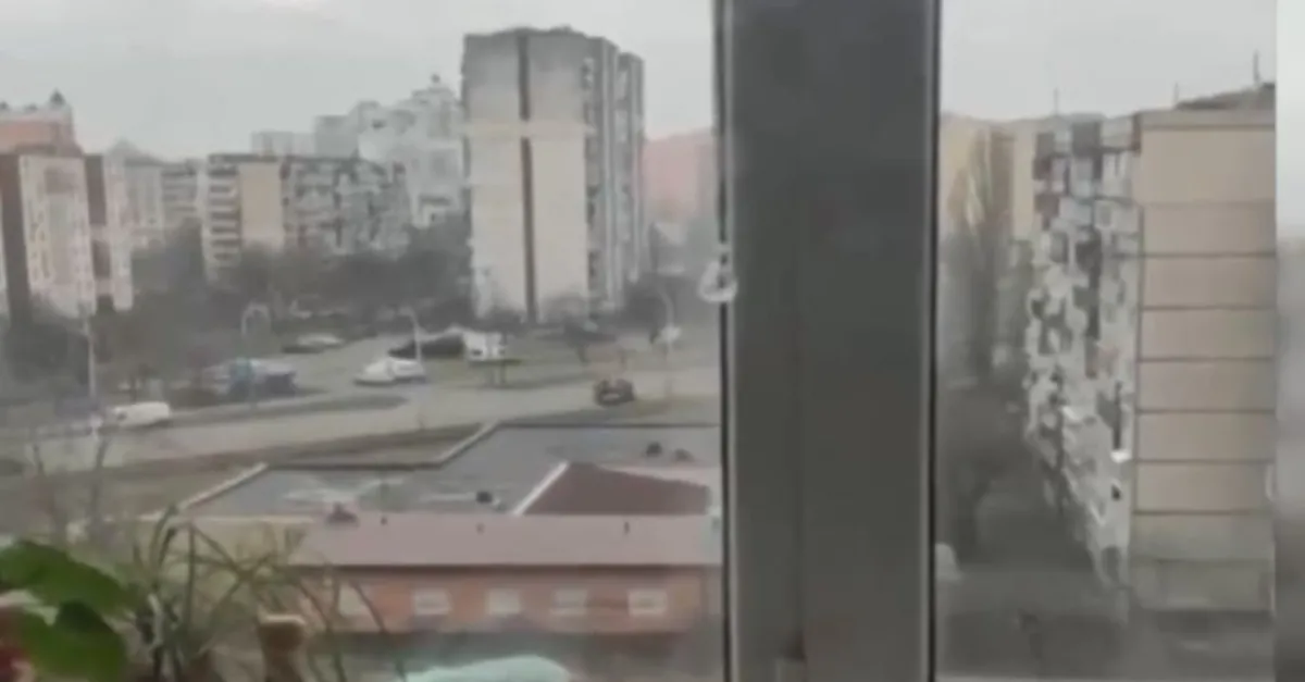 Rus tankı otomobili ezdi!