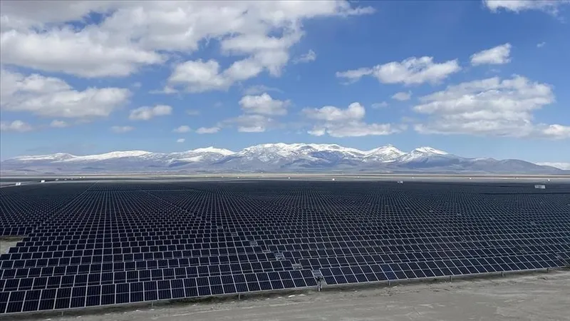 Nisanda güneş ve rüzgardan elektrik üretiminde rekor kırıldı: "Yenilenebilirin payı yüzde 64'e ulaştı"-2