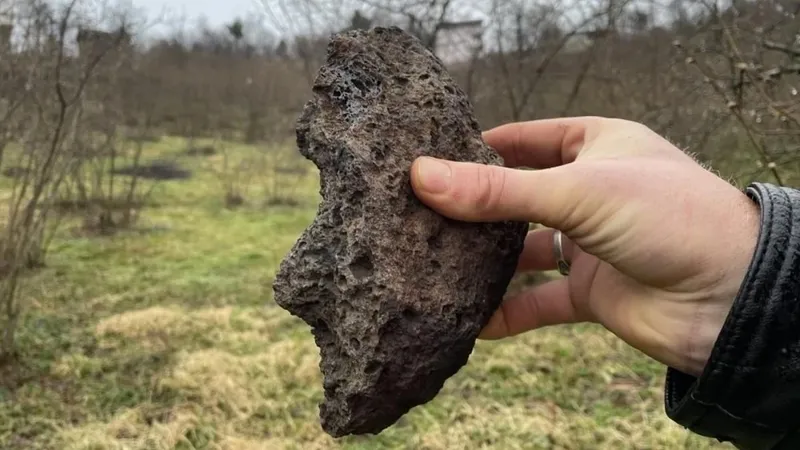 diyarbakirda-yasayanlar-yere-dikkatli-baksin-buldugu-tas-4-milyon-tl-ediyor-tarlada-ezerken-milyoner-oldu-1716568532628.jpeg Bulduğu taş 4 milyon TL ediyor! Diyarbakır'da yaşayanlar yere dikkatli baksın! Tarlada gezerken milyoner oldu-3