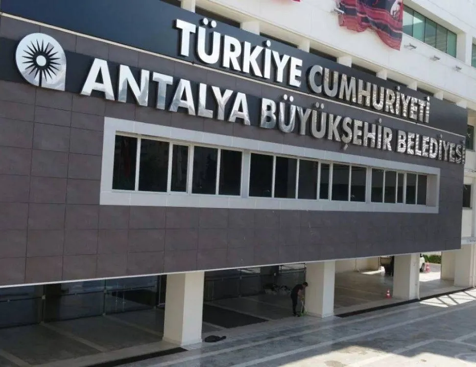 Antalya Büyükşehir’e sabah baskını: 3 gözaltı | 1 şüpheli aranıyor