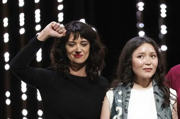 Asia Argento Cannes'e damga vurdu! Sahneye çıktı ve 'tecavüze uğradım' dedi...-4