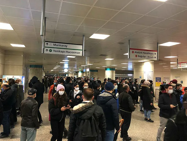 istanbulda-yine-metro-arizasi-yenikapi-bayrampasa-arasinda-metro-seferleri-durduruldu-1614619075795.jpg