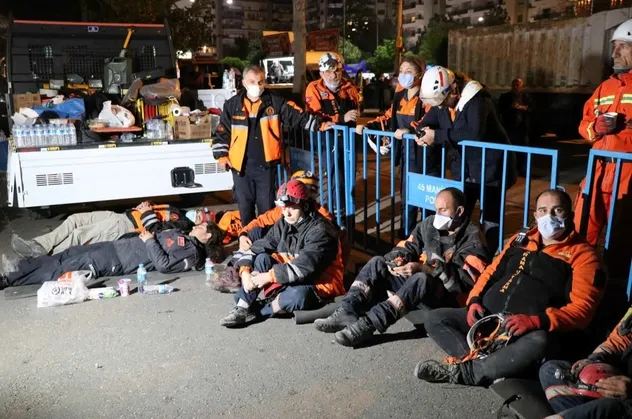 Kahramanlar İzmir'de gecesini gündüzüne katıyor!