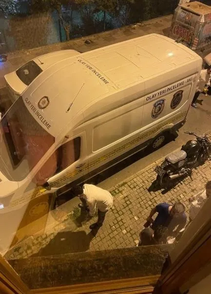 kadikoyde-fatma-duygu-ozkan-4kattan-yere-cakildi-gorgu-taniklari-camdan-atildi-dedi-avukat-gozaltina-alindi-1692111299038.jpeg Kadıköy'de Fatma Duygu Özkan 4.kattan yere çakıldı! Görgü tanıkları “Camdan atıldı” dedi, avukat gözaltına alındı-9