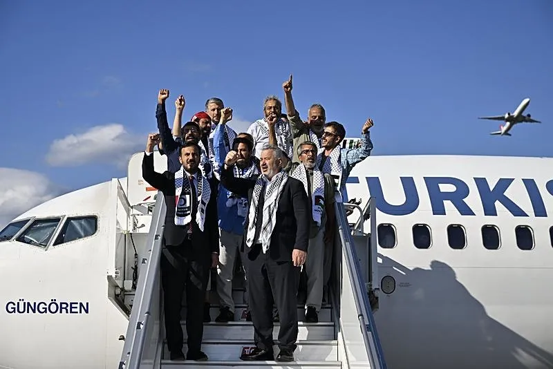 İsrail tarafından uluslararası sularda saldırıya uğrayıp alıkonulan Küresel Sumud Filosu'nda yer alan aktivistleri getiren Türk Hava Yolları (THY) uçağı İstanbul Havalimanı'na indi. (AA/4 Ekim 2025)