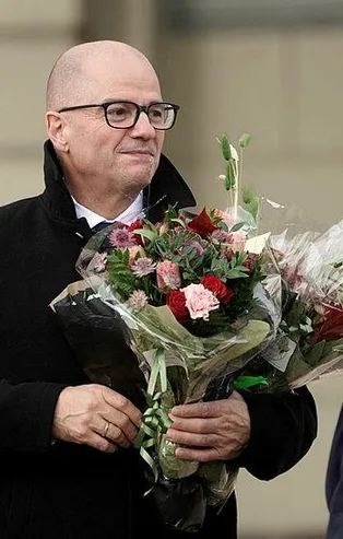 18 yaşındaki lise öğrencisiyle yasak ilişki yaşadığı ortaya çıkan Norveç Savunma Bakanı Enoksen istifa etti