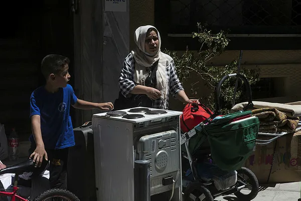 suriyeli-aile-savastan-kactigi-atinada-dolandirildi-1591976569631.jpg Suriyeli aile, savaştan kaçtığı Atina'da dolandırıldı-4