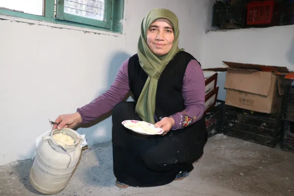 sivasta-6-ay-kumda-gomulu-olan-ve-son-tuketim-tarihi-olmayan-peynirlerin-kilosu-40-lira-1606810887632.jpg Sivas'ta 6 ay kumda gömülü olan ve son tüketim tarihi olmayan peynirlerin kilosu 40 lira-6