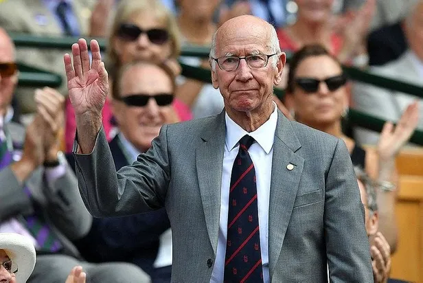 manchester-unitedi-yikan-olum-efsane-futbolcu-bobby-charlton-hayatini-kaybetti-1697902724656.jpeg Manchester United'ı yıkan ölüm! Efsane futbolcu Bobby Charlton hayatını kaybetti-1